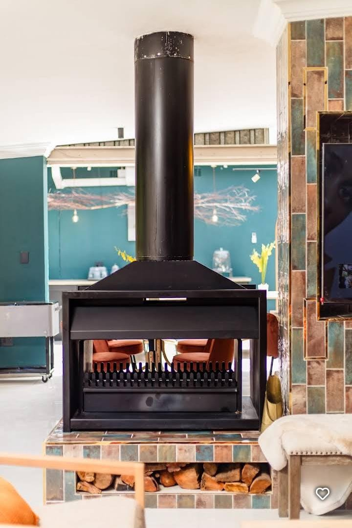 Double-sided fireplace with tiled hearth in the lounge